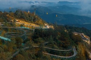Tàu lượn siêu tốc trên sườn núi Bà Nà Hills