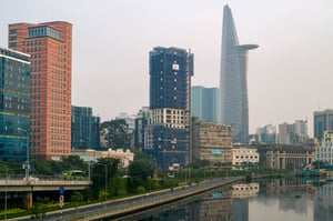 Các tòa cao ốc bên dòng sông