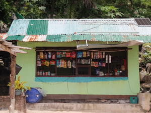 Tiệm tạp hóa trên bãi biển Coron
