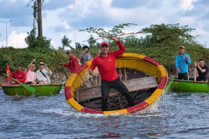 Ngư dân biểu diễn thuyền thúng