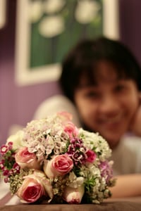 Cô gái và Bó hoa tình yêu