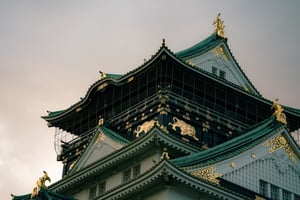 Các trang trí mạ vàng bên ngoài thành Osaka