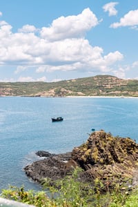 Con thuyền trên biển Phú Yên