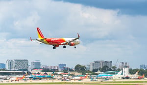 Máy bay Vietjet trên phi trường