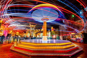 Colorful Carousel: Xích đu ánh sáng rực rỡ