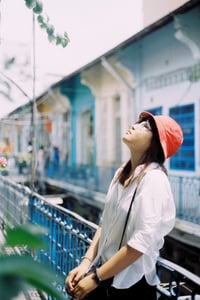 Khoảnh khắc ngắm nhìn kiến trúc của khu chung cư cũ của nữ du khách trẻ tuổi