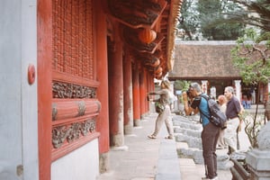 Du khách tham quan Văn Miếu – Quốc Tử Giám
