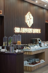 Quầy đồ ăn và thức uống tự phục vụ tại phòng chờ sân bay