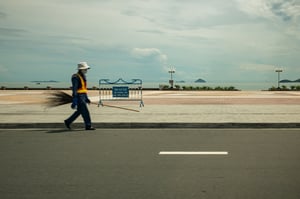 Anh công nhân trên đường phố