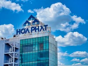 Logo tập đoàn Hòa Phát trên nóc tòa nhà.