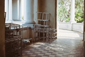 Dãy hành lang với các khung sắt bỏ phế