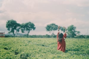 Cô gái trẻ đang tận hưởng không khí trong lành ở đồi chè