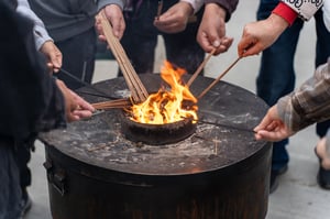 Light / burn the incense (thắp hương / đốt nhang)