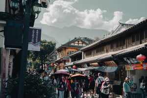 Dòng người đi dạo trong Đại Lý cổ trấn