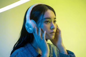 Cô gái trẻ đang nghe headphone phong cách