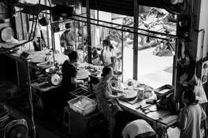 Những phụ nữ bán thịt trong Chợ Bà Chiểu