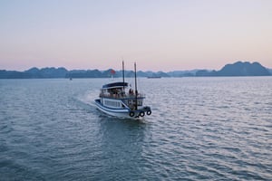 Con tàu trên Vịnh Hạ Long