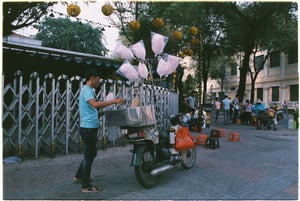 Xe bán dạo kẹo bông gòn
