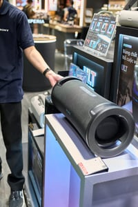 Một nhân viên tại Sony Center đang tư vấn sản phẩm loa cho khách hàng