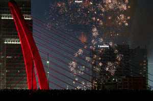 Dòng người đứng xem pháo hoa trên cầu Ba Son