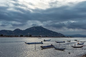 Thuyền neo biển bạc