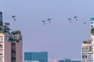 Đội trực thăng diễu binh bay về