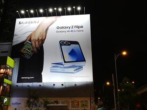Bảng quảng cáo ngoài trời Samsung Galaxy Flip 6