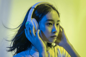 Cô gái trẻ đang nghe headphone phong cách