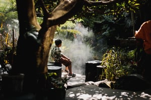 Cậu bé ngồi bên làn sương khói