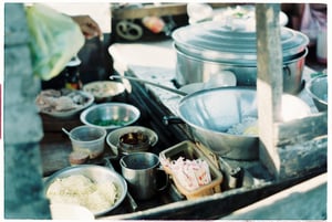 Quầy bún nước tương trên chợ nổi