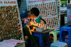 Khắc mộc thủ công trên đường phố