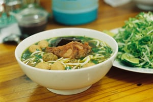 Món bún riêu giò
