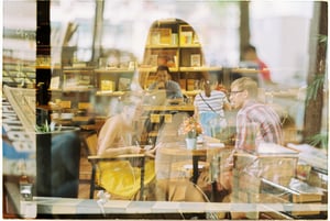 Bên kia cửa kính