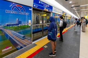 Hành khách chờ lên Metro Sài Gòn tuyến Nhà hát Thành phố