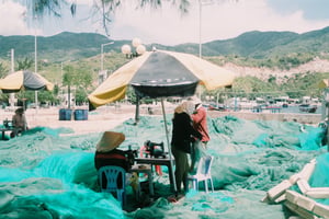 Người dân dệt lưới đánh cá