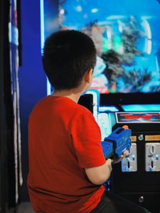 Một cậu bé đang chơi game bắn súng