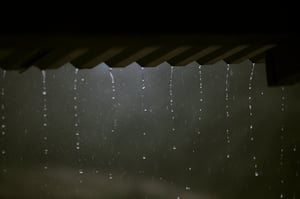 Giọt mưa rơi bên hiên nhà.