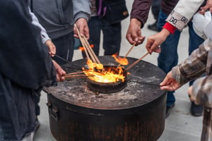 Light / burn the incense (thắp hương / đốt nhang)