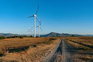 Turbine gió trơ trọi giữa thiên nhiên