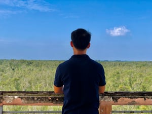 Người đàn ông đang nhìn xa xăm
