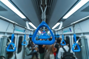 Tay nắm trên tàu điện ngầm Metro Saigon
