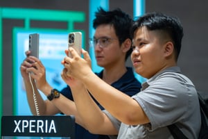 Bạn trẻ xem điện thoại Xperia của Sony