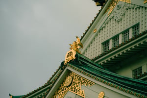 Tượng cá chép mạ vàng trên mái của lâu đài Osaka