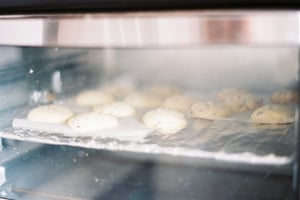 Những chiếc bánh cookies trong lò nướng