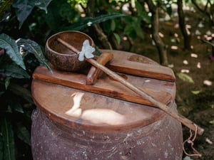 Lu nước ngoài hiên