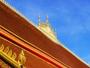 Mái ngói giữa nền trời xanh
