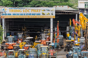 Một xưởng xe cẩu, xe nâng cơ khí