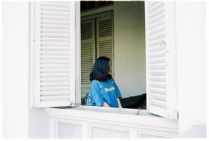 Lặng yên bên ô cửa sổ