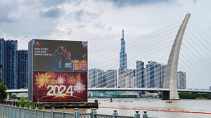 Quảng cáo Red Bull ở chân cầu Ba Son