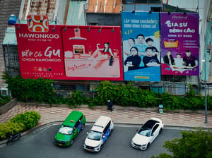 3 biển quảng cáo và 3 chiếc hơi
